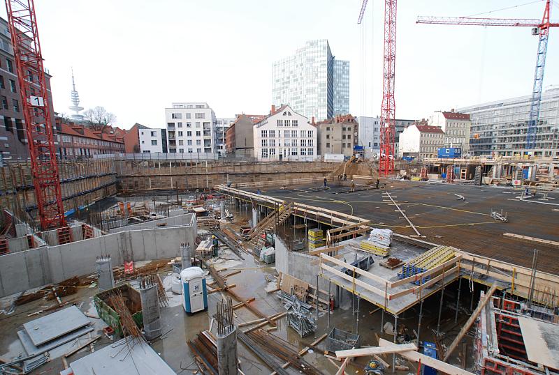 Fotos aus Hamburg - Architektur in der Speckstrasse; Hamburger Gängeviertel. Baustelle und Baukräne des Brahms-Quartiers - Häuser an der Speckstraße / Unileverhochhaus. (2007). 16_9643 Baustelle des Brahmsquartiers zwischen Kaffamacherreihe, Speckstrasse und Kaiser-Wilhelm-Strasse. Lks. die historischen Gebäude im Bäckerbreitergang und in der Bildmitte die Häuser an der Speckstrasse, dahinter das Unileverhochhaus.