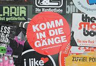 19_1958 Etwa zwlf alte Huser sollten 2009 laut Planungen im Gngeviertel zu 80% abgerissen und der Rest restauriert und aufgestockt werden. Seit dem 22. August 2009 besetzten ca. 200 Knstler das Gngeviertel und fordern sowohl Raum fr Kreative als auch den kompletten Erhalt der historischen Gebude. Diese Initiative namens Komm in die Gnge will „ein selbstverwaltetes, ffentliches und lebendiges Quartier mit kulturellen und sozialen Nutzungen“ schaffen. Am 15. Dezember 2009 hat der Senat der Hansestadt Hamburg das Areal von dem Investor zurck gekauft, ein neues Entwicklungskonzept soll die zuknftige Nutzung der Gebude festlegen.