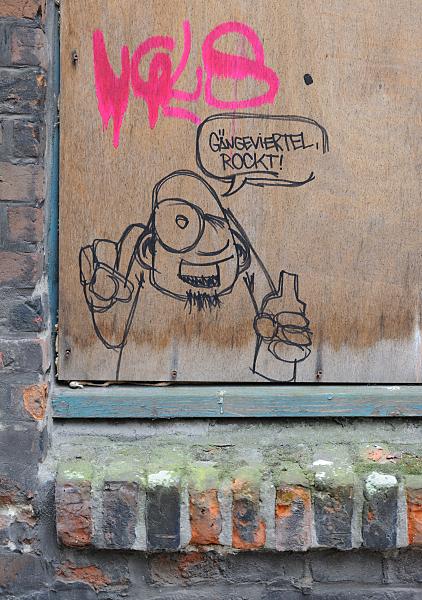 Hamburg-Motive; Graffiti Gängeviertel rockt. Widerstand im Hamburger Gängeviertel gegen den Abriss. 0_11961 Etwa zwölf alte Häuser sollten 2009 laut Planungen im Hamburger Gängeviertel zu 80% abgerissen und der Rest restauriert und aufgestockt werden. Seit dem 22. August 2009 besetzten ca. 200 Künstler das Gängeviertel und fordern sowohl Raum für Kreative als auch den kompletten Erhalt der historischen Gebäude. Am 15. Dezember 2009 hat der Senat der Hansestadt Hamburg das Areal von dem Investor zurück gekauft, ein neues Entwicklungskonzept soll die zukünftige Nutzung der Gebäude festlegen.