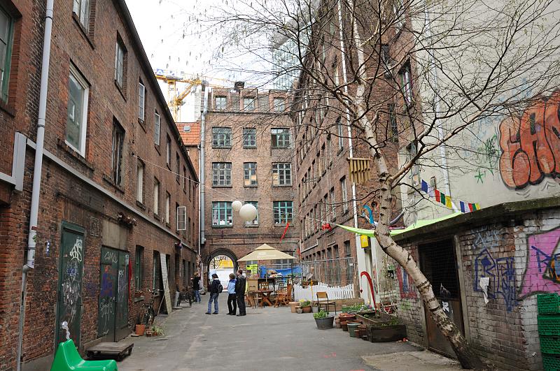 Fotos aus der Hansestadt Hamburg - Gngeviertel beim Valentinskamp. Hinterhof im Hamburger Gngeviertel - Widerstand gegen den Abriss + Sanierung. 21_1941 Heute sind nur wenige Bauten der Hamburger Gngeviertel erhalten; dazu zhlt auch der Gebude-Komplex zwischen Valentinskamp, Caffamacherreihe und Speckstrae; erwurde 2009 von der Hansestadt Hamburg an einen Investor verkauft. Etwa zwlf Huser mit wertvoller, weitgehend originaler Altbausubstanz sollten laut Planungen  zu 80% abgerissen und derRest restauriert und aufgestockt werden. Seit dem 22. August 2009 besetzten ca. 200 Knstler das Gngeviertel und fordern sowohl Raum fr Kreative als auch den kompletten Erhalt der historischen Gebude. Diese Initiative namens Komm in die Gnge will „ein selbstverwaltetes, ffentliches und lebendiges Quartier mit kulturellen und sozialen Nutzungen“ schaffen. Am 15. Dezember 2009 hat der Senat der Hansestadt Hamburg das Areal von dem Investor zurck gekauft, ein neues Entwicklungskonzept soll die zuknftige Nutzung der Gebude festlegen.