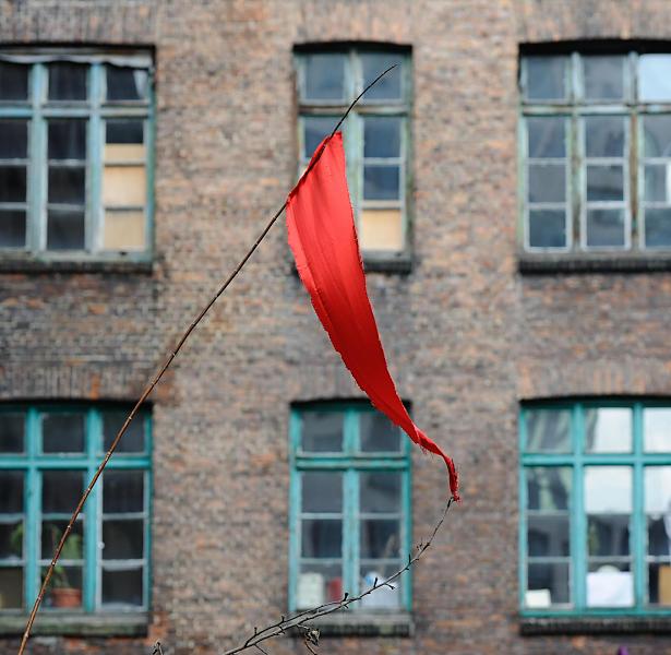 Bilder aus Hamburg - Hinterhof im Gngeviertel. Industriearchitektur der Hamburger Grnderzeit, marode Holzfenster im Backsteingebude.  23_1453 Heute sind nur wenige Bauten der Hamburger Gngeviertel erhalten; dazu zhlt auch der Gebude-Komplex zwischen Valentinskamp, Caffamacherreihe und Speckstrae; erwurde 2009 von der Hansestadt Hamburg an einen Investor verkauft. Etwa zwlf Huser mit wertvoller, weitgehend originaler Altbausubstanz sollten laut Planungen  zu 80% abgerissen und derRest restauriert und aufgestockt werden. Dazu zhlten auch unter Denkmalschutz gestellte Gebude; seit ca. 2002 ist dieses Quartier bereits entmietet und die Huser verfielen.Seit dem 22. August 2009 besetzten ca. 200 Knstler das Gngeviertel und fordern sowohl Raum fr Kreative als auch den kompletten Erhalt der historischen Gebude. Diese Initiative namens Komm in die Gnge will „ein selbstverwaltetes, ffentliches und lebendiges Quartier mit kulturellen und sozialen Nutzungen“ schaffen. Am 15. Dezember 2009 hat der Senat der Hansestadt Hamburg das Areal von dem Investor zurck gekauft, ein neues Entwicklungskonzept soll die zuknftige Nutzung der Gebude festlegen.