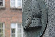 25_1931 Der Komponist Johannes Brahms wurde 1833 im Gngeviertel an der Speckstrae geboren - als Gngeviertel wurden die besonders eng bebauten Wohnquartiere in einigen Teilen der Hamburger Altstadt und Neustadt bezeichnet. Die Gngeviertel waren mit Fachwerkhusern bebaut, deren Wohnungen zumeist nur durch schmale Straen und ber Hinterhfe und den Gngen zwischen den Husern zu erreichen waren.  In den Gngevierteln wohnten meist mittlere und rmere Bevlkerungsschichten.
