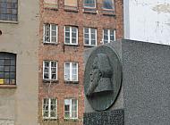 26_1933 Der Komponist Johannes Brahms wurde 1833 im Gngeviertel an der Speckstrae geboren; Brahms lebte bis 1853 in Hamburg. Eine Stele mit dem Portrait des Komponisten steht vor dem neu gebauten Brahms-Quartier - im Hintergrund die Huser des Gngeviertels an der Speckstrasse und das ehemalige Unileverhochhaus, das gerade umgebaut wird.