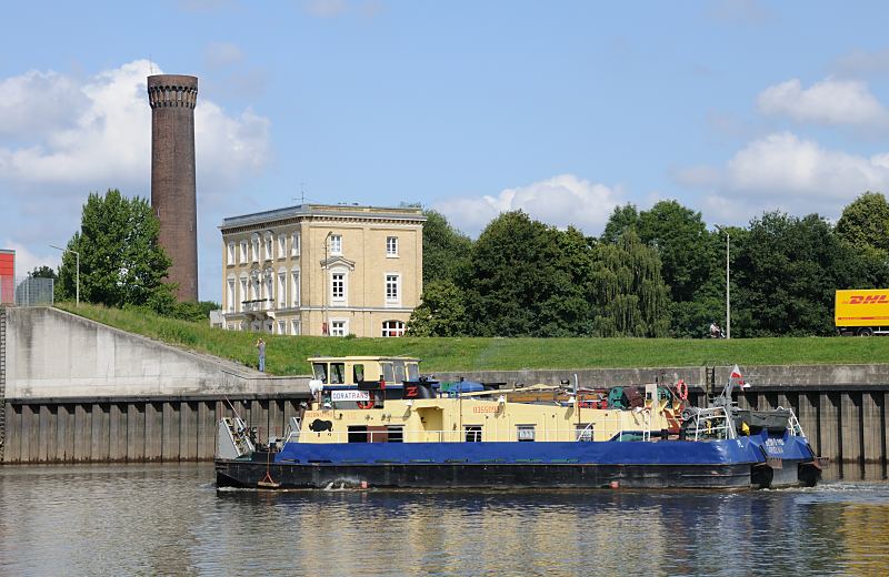 Schubschiff in der Billwerder Bucht - Turm der Wasserkunst; Wasserwerke Rothenburgsort. 1438_3587 Ein Schubschiff fhrt auf der Billwerder Bucht Richtung Sperrwerk zur Elbe. Im Hintergrund der Turm der Wasserkunst von den Wasserwerken Rothenburgsort. Der 64 m hohe Wasserturm ist das Wahrzeichen des Stadtteils. Er wurde 1848 nach Plnen von Alexis de Chateauneuf errichtet und steht heute unter Denkmalschutz.