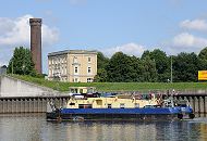 1438_3587 Ein Schubschiff fhrt auf der Billwerder Bucht Richtung Sperrwerk zur Elbe. Im Hintergrund der Turm der Wasserkunst von den Wasserwerken Rothenburgsort. Der 64 m hohe Wasserturm ist das Wahrzeichen des Stadtteils. Er wurde 1848 nach Plnen von Alexis de Chateauneuf errichtet und steht heute unter Denkmalschutz.