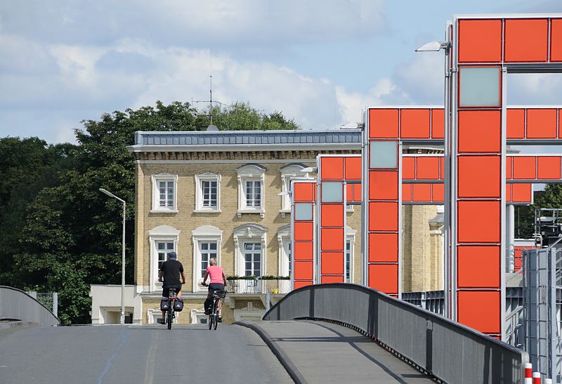 nsichten aus dem Bezirk Hamburg-Mitte, Stadtteil Rothenburgsort. Sperrwerk  Billwerder Bucht Rothenburgsort - Radfahrer berqueren die Hochwasserchutzanlage.  1440_3600 Radfahrer berqueren das 145m lange Sperrwerk an der Billwerder Bucht. Die Hochwasserschutzanlage wurde 2003 erneuert und auf eine neue Schutzhhe von +8,20 m erhht; orher bot es einen Schutz gegen Sturmflutwasserstnde von ca. +7 m. Das Sperrwerk schtzt die Billwerder Bucht, die Ende des 19. Jh. aus einem abgeschnittenen Altarm der Norderelbe sdlich von Rothenburgsort entstand. Heute dient die Billwerder Bucht als kologisch wertvolles tideoffenes Gewsser mit einer Wasserflche von rd. 170 ha vorwiegend als Binnenschiffs- und Sportboothafen.