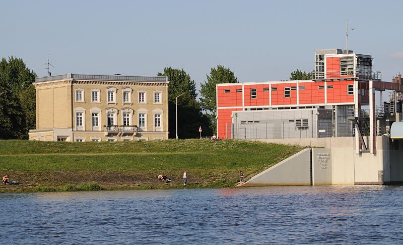 Fotomotive aus dem Bezirk Hamburg-Mitte, Stadtteil Rothenburgsort. Sperrwerk Billwerder Bucht - historische und moderne Architektur Hamburgs.  1441_4081 Betriebsgebude des Sperrwerks an der Billwerder Bucht. Die Hochwasserschutzanlage wurde 2003 erneuert und auf eine neue Schutzhhe von +8,20 m erhht. Blick von der Norderelbe zum Ausschlger Elbdeich - in dem historischen gelbe Klinkergebude war frher eine Schule untergebracht.