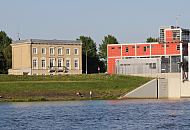 1441_4081 Betriebsgebude des Sperrwerks an der Billwerder Bucht. Die Hochwasserschutzanlage wurde 2003 erneuert und auf eine neue Schutzhhe von +8,20 m erhht. Blick von der Norderelbe zum Ausschlger Elbdeich - in dem historischen gelbe Klinkergebude war frher eine Schule untergebracht.