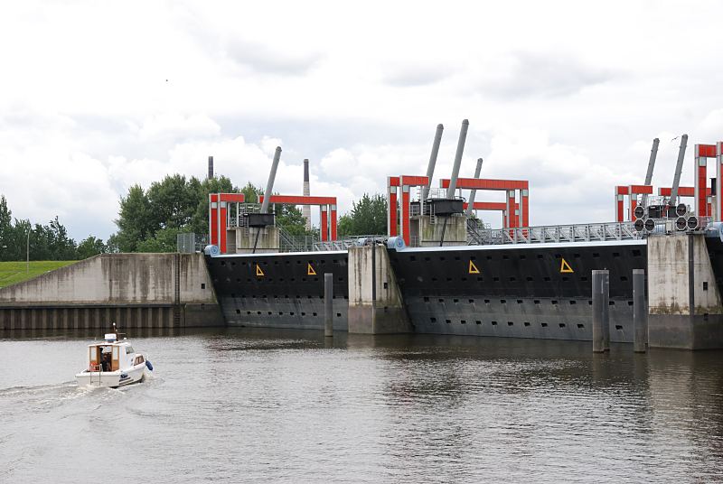 Hamburgbilder aus dem Bezirk HH-Mitte, Stadtteil Rothenburgsort. Geschlossenes Sperrwerk Billwerder Bucht, Rothenburgsort. 1442_3599 Blick von der Billwerder Bucht auf die geschlossenen Tore der Hochwasserschutzanlage. Das Sperrwerk bietet Schutz vor Sturmfluten von bis zu 8,10 m. Bei Hochwasser werden die ca. 250 Tonnen schweren Tore herunter geklappt. Ein Sportboot fhrt vor dem Sperrwerk und wendet an der Schutzanlage.