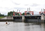 1442_3599 Blick von der Billwerder Bucht auf die geschlossenen Tore der Hochwasserschutzanlage. Das Sperrwerk bietet Schutz vor Sturmfluten von bis zu 8,10 m. Bei Hochwasser werden die ca. 250 Tonnen schweren Tore herunter geklappt. Ein Sportboot fhrt vor dem Sperrwerk und wendet an der Schutzanlage.