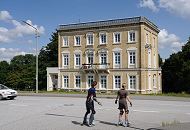 1445_3605 Historisches Gebude der Grnderzeit am Deich der Billwerder Bucht. In dem gelbe Klinkergebude befand sich frher eine Schule. Rollerskater nutzen die Strecke um die Billwerder Bucht und entlang der Doveelbe als Ausflugsziel.