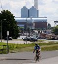 1446_3613 Ein Rennradfahrer auf dem Ausschlger Elbdeich. Im Hintergrund Hausboote und Sportboote in der Billwerder Bucht. Das Kraftwerk Tiefstack gehrt schon zum Stadtteil Billbrook.