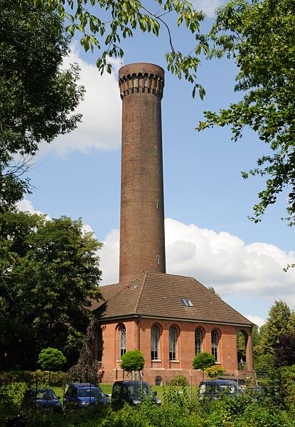 Hamburg-Bilder aus& Rothenburgsort Turm Wasserkunst - Wasserwerke.  1449_3650 Der 64 m hohe Wasserturm der Wasserwerke in Rothenburgsort wurde 1848 nach Plnen von Alexis de Chateauneuf errichtet. Von dem Turm wurde das Elbwasser, das ber drei Absetzbecken aus der Elbe entnommen wurde, als Trinkwasser in die Haushalte geleitet. Der Turm der Wasserkunst steht jetzt unter Denkmalschutz und ist das Wahrzeichen des Stadtteils Rothenburgsort.