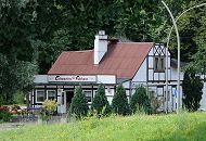 1452_3610 Das Entenwerder Fhrhaus ist seit 1873 ein Gaststtte am Ufer der Elbe. Das historische Fachwerkhaus des Ausflugslokals befindet sich am Eingang des Elbparks Entenwerder. Von der Gartenterrassen blicken die Gste auf die Norderelbe - in der Nhe befindet sich auch die Slipanlage, von der aus die Sportbootfahrer ihre Boote ins Wasser lassen knnen.