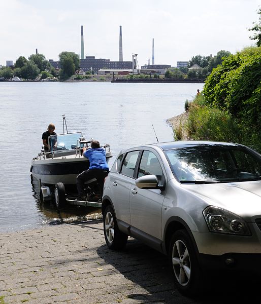 Bilder aus dem Hamburger Stadtteil Rothenburgsort - Slipanlage Elbpark Entenwerder / Norderelbe.  1456_3998 An der ffentlichen Slipanlage beim Hamburger Elbpark Entenwerder knnen Sportbootfhrer ihr Boot vom Trailer in die Norderelbe slippen. Auf dem gegenber liegenden Ufer der Norderelbe sind die Schornsteine und Industrieanlagen auf der Peute zu erkennen.