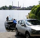 1456_3998 An der ffentlichen Slipanlage beim Hamburger Elbpark Entenwerder knnen Sportbootfhrer ihr Boot vom Trailer in die Norderelbe slippen. Auf dem gegenber liegenden Ufer der Norderelbe sind die Schornsteine und Industrieanlagen auf der Peute zu erkennen. 