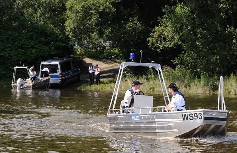 Hamburg Fotografien aus den Bezirken - Hamburg Mitte, Stadtteil  Rothenburgsort Slipanlage Entenwerder / Norderelbe - Boote der Wasserschutzpolizei / Wapo.1457_3708 Die Wasserschutzpolizei Hamburg lsst Aluminium-Boote an der Slipanlage beim Hamburger Elbpark Entenwerder zu Wasser. An dieser ffentlichen Anlage knnen auch Sportbootfhrer ihr Boot vom Trailer in die Norderelbe slippen. 