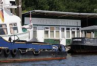 1459_3715 Ponton der ehemaligen Zollschiffstation Norderelbe vor Entenwerder. Bis Mitte der 90er Jahre wurde hier die Binnenschiffe abgefertigt - die Zollgrenze zum Hamburger Freihafen liegt an den Elbbrcken. Die Zollstation zog zur berseebrcke um. Die alte Hafenfhre Reeperbahn und Arbeitsboote liegen am Anleger.