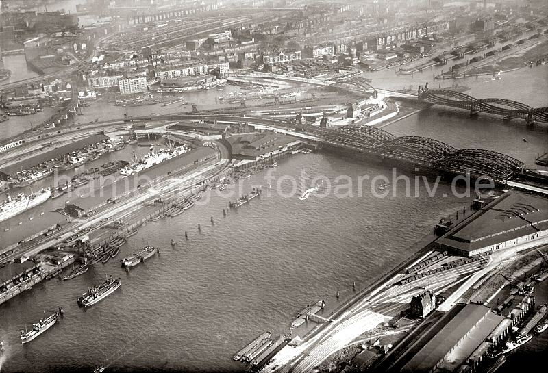 Fotos aus dem alten Hamburg, historisches Luftbild von Hamburg Rothenburgsort. Altes Luftfoto vom Baakenhafen, der Norderelbe und den Elbbrcken.  1460_3770 Im Vordergrund die Freihafenelbbrcken mit Strassen- und Eisenbahnbrcke, dahinter die Elbbrcken bei Rothenbursort mit den imposanten Brckenportalen. Dahinter der Entwerder Zollhafen, Haken und die Wohngebude am Billwerder Neuedeich. Links davon der Billehafen und darunter das Ende des Hafenbeckens vom Baakenhafen. Rechts der Verteilungsschuppen am Holthusenkai und ein Ausschnitt vom Moldauhafen.