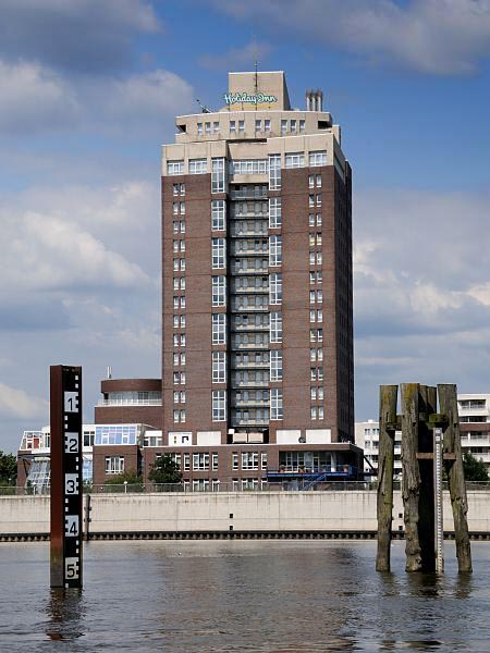 Bilder aus Hamburg Rothenburgsort-  Touristen Hotel an der Elbe - Holzdalben.1461_3727 Hochhaus als Touristenhotel am Ufer der Norderelbe. Rechts ragen alte Holzdalben aus dem Wasser - lks. kann fr die Flussschiffer die Durchfahrtshhe unter den Elbbrcke abgelesen werden.