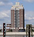 1461_3727 Hochhaus als Touristenhotel am Ufer der Norderelbe. Rechts ragen alte Holzdalben aus dem Wasser - lks. kann fr die Flussschiffer die Durchfahrtshhe unter den Elbbrcke abgelesen werden.