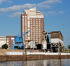 1462_3777 Blick vom Billhafen ber die Kaianlagen zum Hotelhochhaus in Hamburg Rothenburgsort. Auf dem Hafenkai steht ein blauer Hafenkran und Verladeeinrichtungen fr Schttgut.