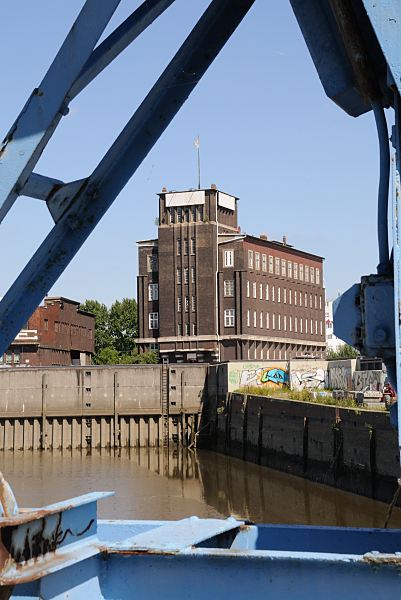 Bilder aus den Hamburger Stadtteilen. Historisches Kontorhaus - Rothenburgsort. 1467_3838 Blick ber den Billehafen zum historischen Kontorhaus am Brandshofer Deich in Hamburg Rothenburgsort. Das rote Klinkergebude wurde 1928/29 von dem Architekten Otto Hoyer als Kontorhaus entworfen.