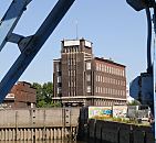 1467_3838 Blick über den Billehafen zum historischen Kontorhaus am Brandshofer Deich in Hamburg Rothenburgsort. Das rote Klinkergebäude wurde 1928/29 von dem Architekten Otto Hoyer als Kontorhaus ent- worfen. 
