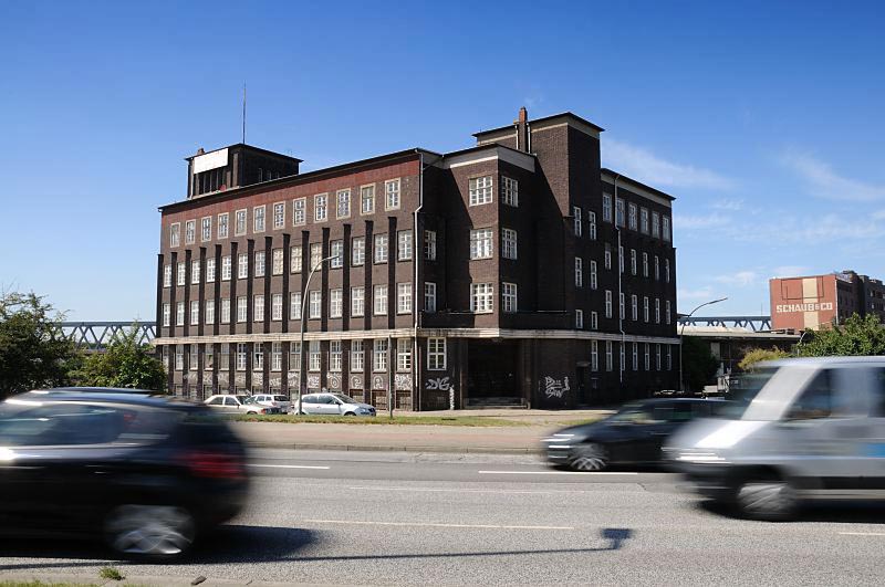 Bilder aus den Bezirken Hamburgs - Stadtteil Rothenburgsort. Billhorner Brckenstrasse - Historisches Kontorhaus Klinkerarchitektur. 1468_3857 Blick ber die Billhorner Brckenstrasse zum expressionistischen Klinkergebude am Brandshofer Deich in Hamburg Rothenburgsort. Das Kontorhaus wurde 1928/29 von dem Architekten Otto Hoyer entworfen, der u. a. einen Wohnblock in der Jarrestadt entworfen hat.