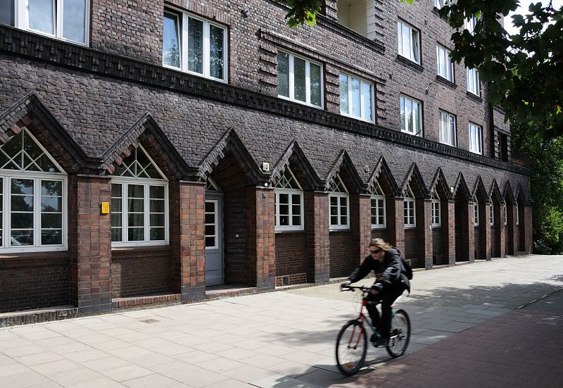 Bilder aus den Bezirken Hamburgs - Hamburg Mitte, Stadtteil Rothenburgsort. Radfahrer  Billhorner Brckenstrasse - expressionistisches Kontorhaus Backsteinarchitektur.  Expressionistische Fassade des Wohngebudes an der Billhorner Brckenstrasse; das Wohnhaus wurde als Klinkerbau in den 1920er Jahren vom damaligen Oberbaudirektor Fritz Schumacher entworfen. Ein Radfahrer fhrt auf dem Radweg Richtung Billstrasse.