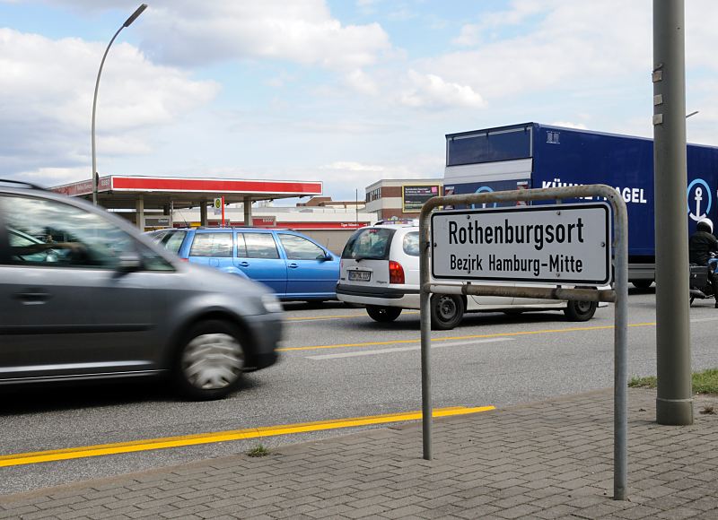 Fotografien aus den Hamburger Bezirken - Hamburg Mitte, Stadtteil Rothenburgsort.Autoverkehr auf der Amsinckstrasse - Strassenschild Rothenburgsort.  1471_ 1_4583 Dichter Strassenverkehr auf der Amsinckstrasse - die Autos brausen an dem Strassenschild vorbei, das die Grenze zu Rothenburgsort, Bezirk Hamburg-Mitte anzeigt.