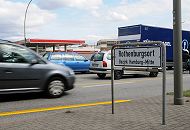 1471_ 1_4583 Dichter Strassenverkehr auf der Amsinckstrasse - die Autos brausen an dem Strassenschild vorbei, das die Grenze zu Rothenburgsort, Bezirk Hamburg-Mitte anzeigt. 