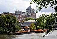 1472_ 4556 Blick ber die Bille und den Billekanal zum Verwaltungsgebude der Behrde fr Stadtentwicklung und Umwelt. Im Vordergrund liegen Arbeitsboote und Schuten am Anleger der Hamburger Port Authority HPA.