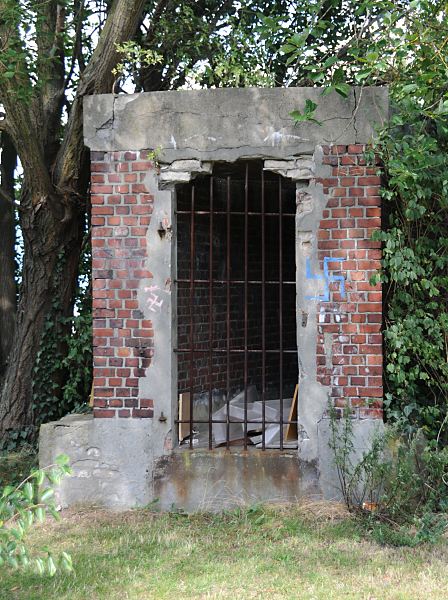 Bilder aus dem Bezirk HH-Mitte, Rothenburgsort. Eingang Rhrenbunker, Grnanlage.  1475_ 4545 Der alte Eingang zu einem Rhrenbunker in Hamburg Rothenburgsort ist mit einem Gitter versperrt. Dahinter lagert Mll, die Fassade ist mit Schmierereien versehen.