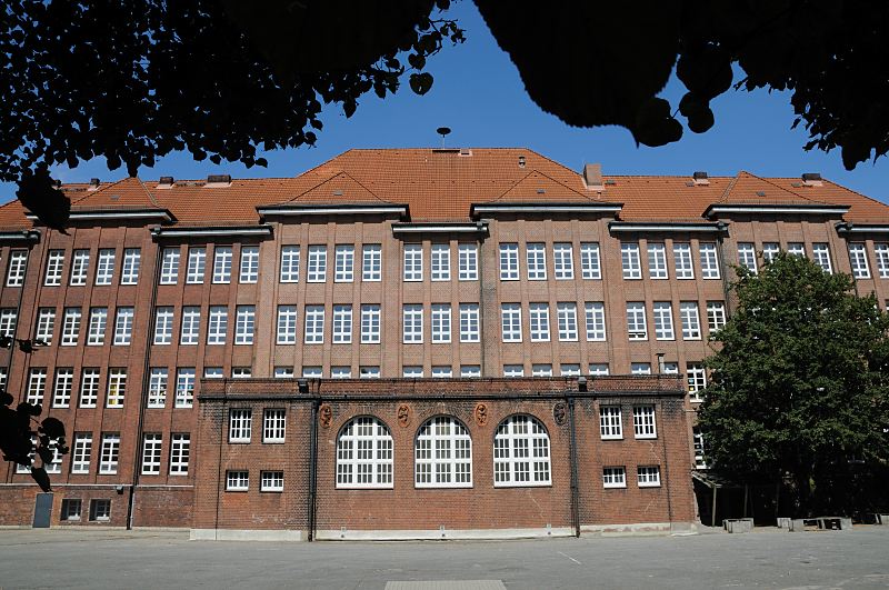 Bilder aus dem  Bezirk Hamburg-Mitte, Fotos aus Rothenburgsort. Schule Bullenhuser Damm; Schulgebude, Janusz Korczak Schule. 1476_ 3929 In der Schule Bullenhuser Damm wurden am 21. April 1945 von der SS zwanzig Kinder zusammen mit ihren Pflegern im Keller, der als Nebenlager des KZ Neuengamme verwendet wurde, auf brutale Weise ermordet. Dort befindet sich jetzt eine Gedenksttte. Das Gebude wird seit 1987 nicht mehr als Schule genutzt.