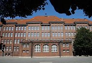 1476_ 3929 In der Schule Bullenhuser Damm wurden am 21. April 1945 von der SS zwanzig Kinder zusammen mit ihren Pflegern im Keller, der als Nebenlager des KZ Neuengamme verwendet wurde, auf brutale Weise ermordet. Dort befindet sich jetzt eine Gedenkstätte. Das Gebäude wird seit 1987 nicht mehr als Schule genutzt. 