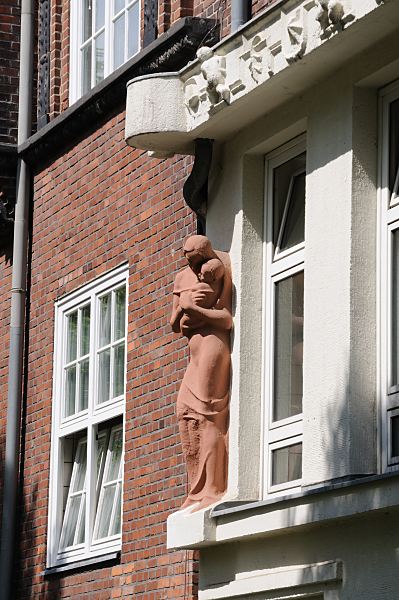 Fotografien aus Hamburg Rothenburgsort. ehem. Kinderkrankenhaus Rothenburgsort.  1478_3682 Im ehem. Kinderkrankenhaus in der Marckmannstrasse von Hamburg Rothenburgsort wurden zwischen 1941 und 1945 mehr als 50 behinderte Kinder gettet. Die Skulptur "Mutterliebe" an der Fassade des ehem. Kinderkrankenhauses wurde von dem Bildhauer Richard Kuhl geschaffen.