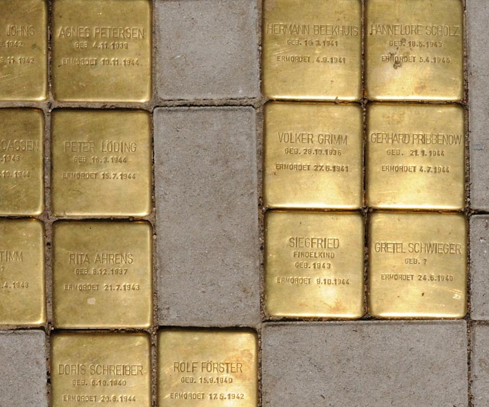 otografien aus dem Hamburger Bezirk Mitte, Stadtteil Hamburg-Rothenburgsort. Stolpersteine vor dem ehem. Kinderkrankenhaus Rothenburgsort. 1479_3680 Die Stolpersteine des Bildhauers Gunter Demning wurden im Juli 2009 zur Erinnerung an die mehr als 50 Euthanasieopfer des Kinderkrankenhaues in der Marckmannstrasse von Rothenburgsort verlegt.