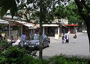 1485_1_6100069  Gäste einer Gaststätte sitzen 2004 auf dem Rothenburgsorter Marktplatz vor dem Laden - Stellschilder stehen auf dem Platz, die Markisen sind gegen die Sonne herunter gelassen; eine Mutter mit ihren Kindern überquert die Strasse.