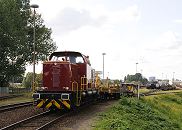 1487_4633  Auf dem Rangierbahnhof von Hamburg Rothenburgsort rangiert eine Güterlokomotive offene Güterwaggons auf den Gleisen. Im Hintergrund stehen Güterzüge auf den Schienen.