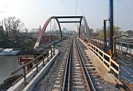 1490_1_0491  Im Rahmen der sogen. Ertchtigung der Gterumgehungsbahn durch Hamburg wurde die Strecke fr den steigenden Gterzugverkehr baulich vorbereitet. Das Aufkommen an Gterzgen sollte von ca. 35 Zge in 24 Std. auf ca. 84 Zge ansteigen, die eine Lnge bis zu 600m haben knnen. Auch wurde durch die bauliche Instandsetzung der Strecke die Geschwindigkeit der Gterzge von ca. 60 km/h auf 80 km/h gesteigert. Um den dadurch entstandenen hheren Lrmpegel zu reduzieren, wurden in Wohngegenden Lrmschutzwnde entlang der Gterzugstrecke gebaut. Blick auf die Eisenbahnbrcke ber den Bullenhuser Kanal Richtung Hamburg Rothenburgsort. 03/2007. 