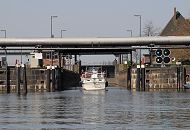 1495_6032  Das Schleusentor ist geffnet, das grne Signallicht an der Tideschleuse gewhrt die Einfahrt fr das Sportboot, das aus dem Tiefstackkanal kommt. Die Schleuse am Tiefstack bringt das Boot auf den Wasserstand der Elbe, der tidenabhngig schwankt. 