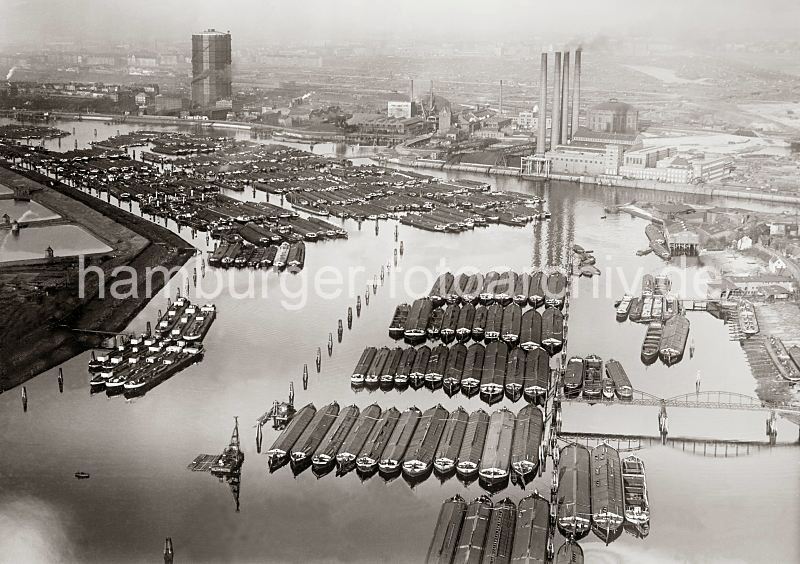 Bilder aus Vergangenheit Hamburg; altes Luftfoto von der Billwerder Bucht. Binnenschiffe auf der Billwerder Bucht vor Hamburg Rothenburgsort; Gaswerk + Kraftwerk.  1496_R_188_03  Links das Gasometer der Gaswerke in Hamburg Rothenburgsort / Billwerder Ausschlag, rechts die Schornsteine vom Kraftwerk Tiefstack das zum Stadtteil Bilbrook gehr - davor die Mndung des Moorfleeter Kanals. Dicht an dicht liegen die Binnenschiffe in der Billwerder Bucht - im Vordergrund rechts die Wassertreppe 51 und auf der linken Seite sind Wasserbecken der Wasserkunst / Wasserwerke Kaltehofe zu erkennen. 