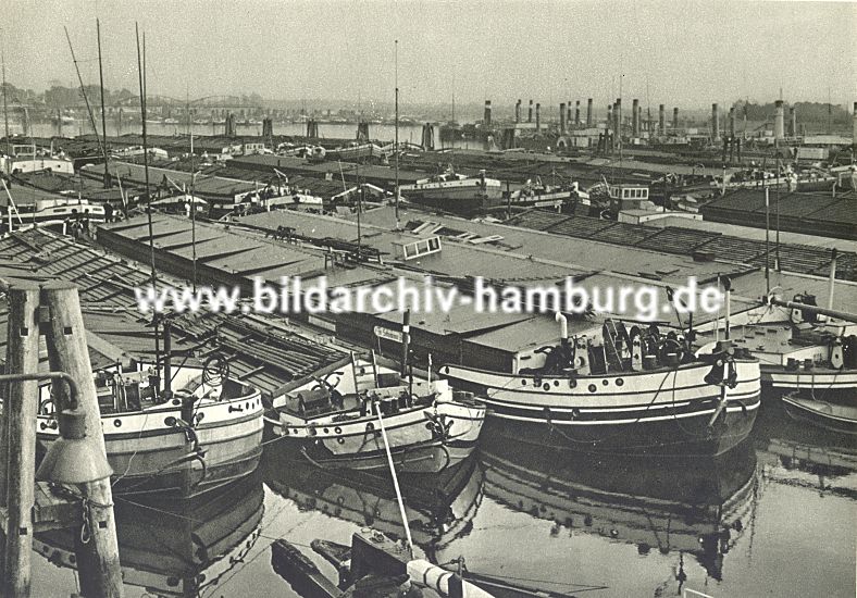 altes Bild aus Hamburg Rothenburgsort - historische Hamburger Ansicht. Schiffe im Binnenschiffhafen in Hamburg Rothenburgsort - Billwrder Bucht. 1501_17530  Dicht an dicht liegen die Binnenschiffe in der Billwrder Bucht. Im Hintergrund rechts sind Bume von Kaltehofe zu erkennen und lks. die Bgen einer Wassertreppen am Moorfleeter Deich. (ca. 1930)