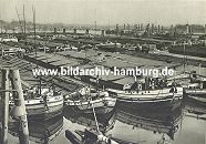 1501_17530  Dicht an dicht liegen die Binnenschiffe in der Billwrder Bucht. Im Hintergrund rechts sind Bume von Kaltehofe zu erkennen und lks. die Bgen einer Wassertreppen am Moorfleeter Deich. (ca. 1930)