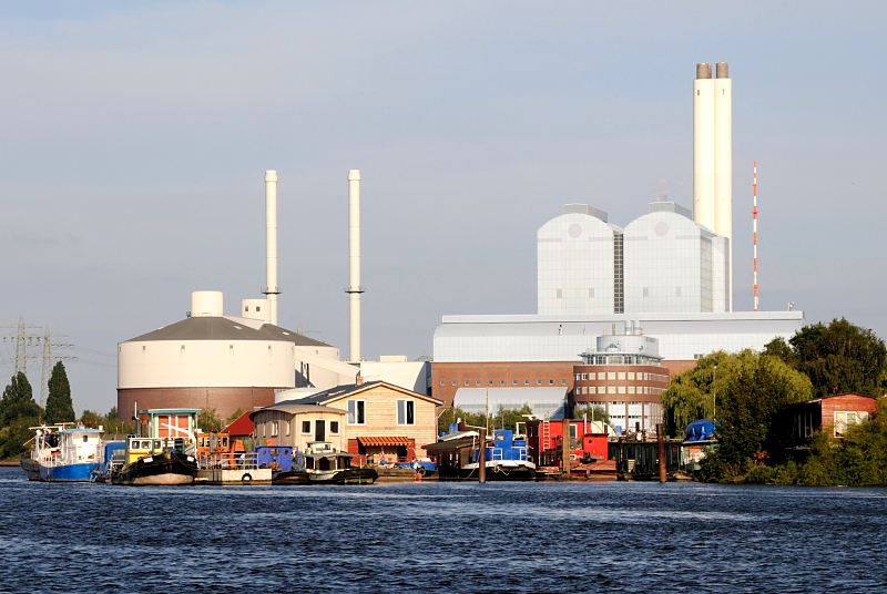 Fotos aus Hamburg - Stadtteil Rothenburgsort - Bezirk Hamburg-Mitte. Hausboote und Barkassen am Anleger Billwerder Bucht - Kraftwerk Tiefstack. 1503_4090  Am Ufer von Kaltehofe in der Billwerder Bucht liegen an einem Anleger Barkassen und Hausboote. Die Abendsonne bescheint das Kraftwerk Tiefstack mit seinen hohen Schornsteinen.