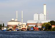 1503_4090  Am Ufer von Kaltehofe in der Billwerder Bucht liegen an einem Anleger Barkassen und Hausboote. Die Abendsonne bescheint das Kraftwerk Tiefstack mit seinen hohen Schornsteinen.