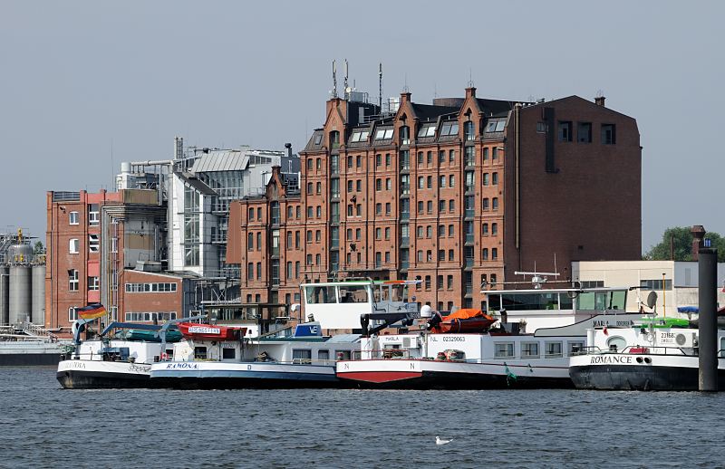 Binnenschiffe Liegeplatz Billwerder Bucht - Speicher, historische Industriearchitektur. Fotos aus Hamburg - Bezirk Hamburg-Mitte - Stadtteil Rothenburgsort.  1505_4769  Mehrere Binnenschiffe liegen in der Billwerder Bucht - sie haben an den Dalbe fest gemacht. im Hintergrund das historische Speichergebude und Industrieanlagen am Ausschlger Elbdeich.