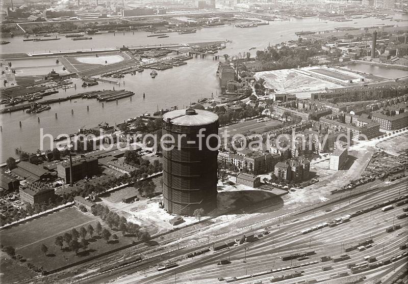 historisches Flugbild - Luftansicht von Hamburg Rothenburgsort / Norderelbe. Luftbild der Gaswerke mit dem Gasometer, Gleisanlagen Rangierbahnhof Rothenburgsort. 1508_1133  Luftfoto vom das Gasometer der Gaswerke Billwerder Ausschlag ca. 1931 - im Vordergrund die Gleise des Rangierbahnhofs Rothenburgsort; rechts oben der Wasserturm der Wasserkunst Rothenburgsort und auf der linken Bildseite Wasserbecken / Filterbecken der Elbinsel Kaltehofe. In der Billwerder Bucht liegen die Binnenschiffe, die die Kohle fr das Kraftwerk Tiefstack oder das Gaswerk zur Energiegewinnung angeliefert haben. Auf der anderen Seite der Norderelbe sind Gebude auf der Peute zu erkennen; rechts der Peute-Hafen und die Einfahrt des Peute Kanals.