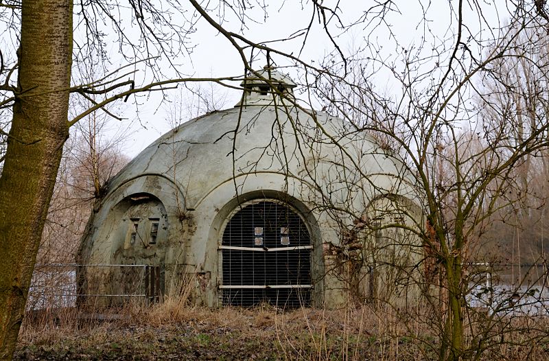 Fotografien von Hamburg - Bilder aus den Bezirken - Stadtteil Rothenburgsort. Kuppelfrmiges Pumpenhaus auf der Billwerder Halbinsel Kaltehofe / Rothenburgsort,  1512_4960  Brunnenhaus an einem der vier Ablagerungsbecken auf dem Wasserfiltrierwerk Kaltehofe. Ab 1893 wurde das aus der Elbe gepumpte Wasser zuerst 2-3 Tage in vier Ablagerungsbecken von den groben Schmutzteilen befreit. Danach wurde es in 22 Filterbecken geleitet, in denen das Wasser durch eine Sandschicht hindurchsickerte und so zur Trinkwasserqualitt gereinigt wurde. 